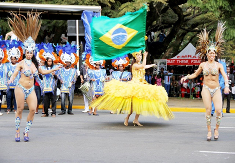 Samba dancers from Sao Paulo attracted 3000 of their followers from Brazil